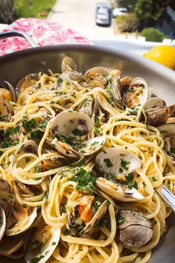 Linguine with Clams (Linguine alle Vongole)